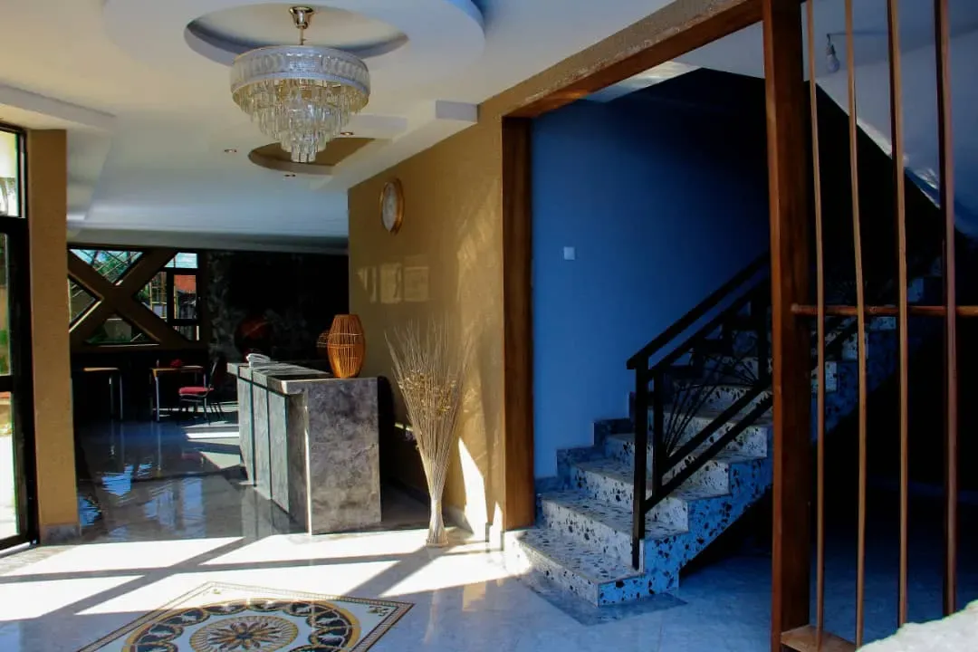 Réception du Vitalo Lodge, avec lustre en cristal et sol en marbre